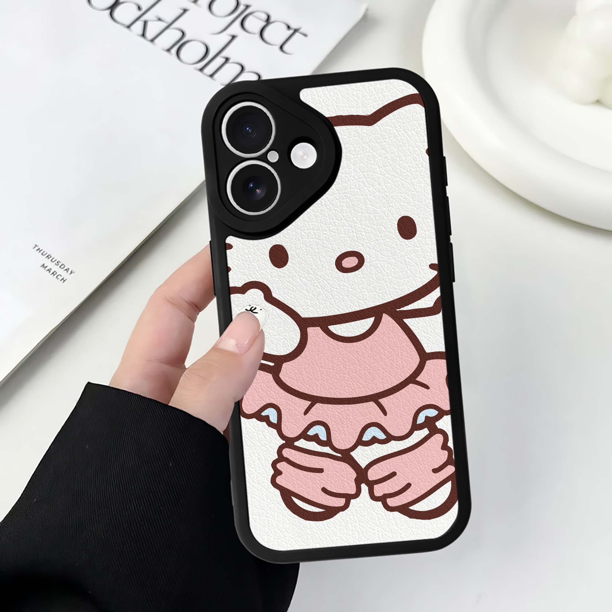 （画像用） Hello Kitty ハローキティ 【iPhone 16シリーズ対応】シリコンスマホケース（レザー調） 材質：シリコン